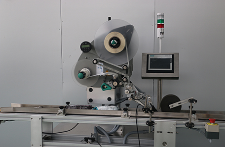 包装袋平面贴标机