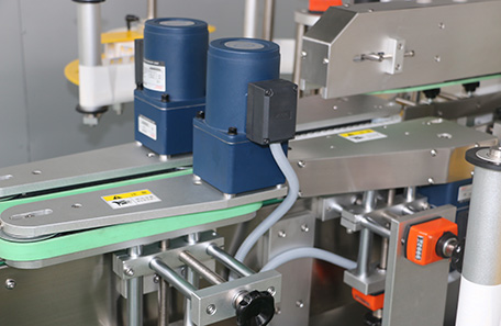 防冻液双面贴标机