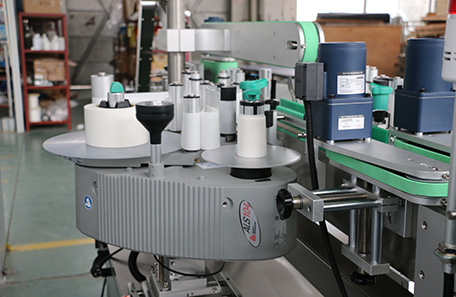 水瓶双面贴标机