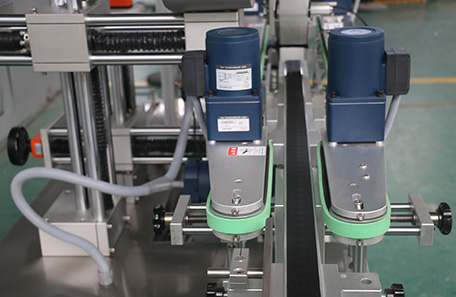 婴儿尿布上下面贴标机