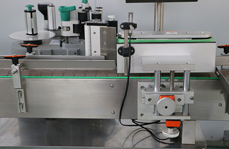 立式牛奶瓶贴标机