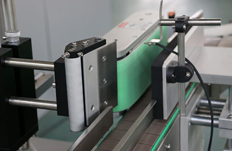 立式牛奶瓶贴标机