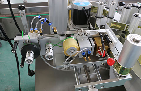 带把手瓶定位贴标机