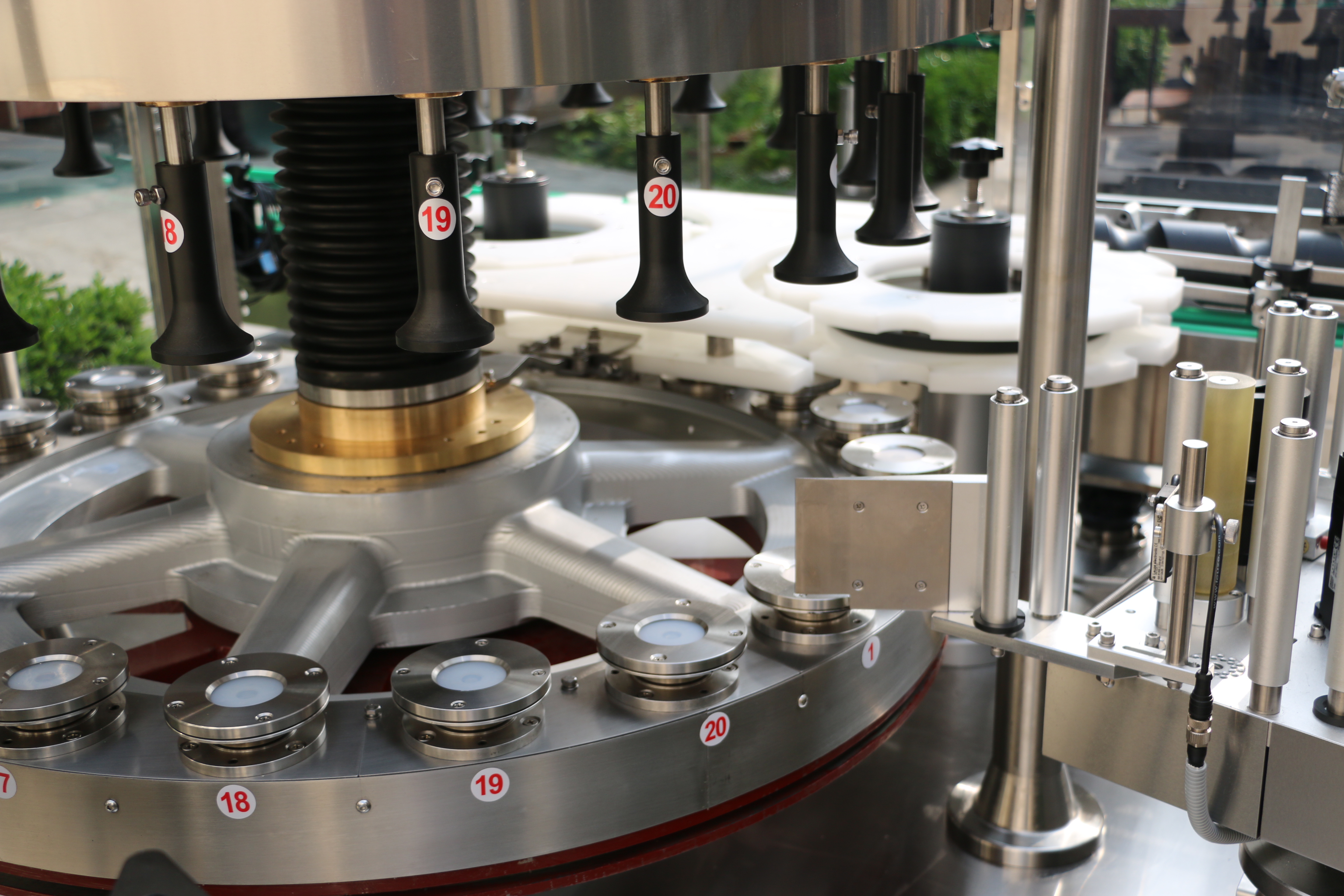 全自动回转式数控不干胶贴标机-XTHZ-600S型