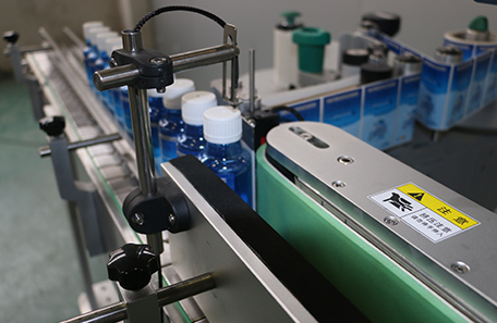 洗手液立式圆瓶贴标机