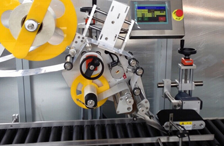 卧式香肠贴标机