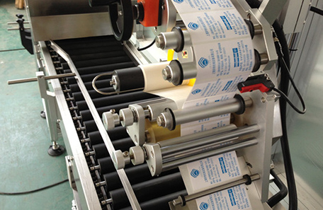 卧式香肠贴标机