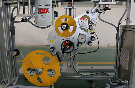 眼影盒底面贴标机 眼影盒底面贴标机