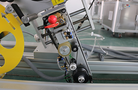 眼影盒底面贴标机 眼影盒底面贴标机