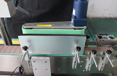 润滑油双面贴标机