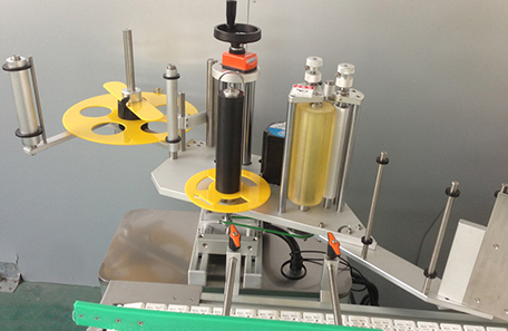 纸箱平侧面贴标机