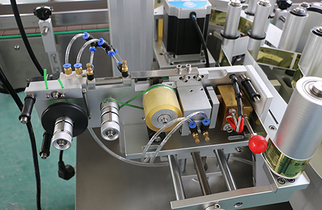 圆瓶定位贴标机