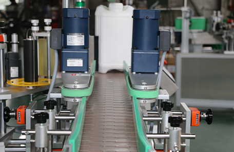 侧面贴标机 侧面贴标机