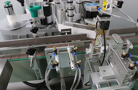 玻璃瓶定点定位贴标机