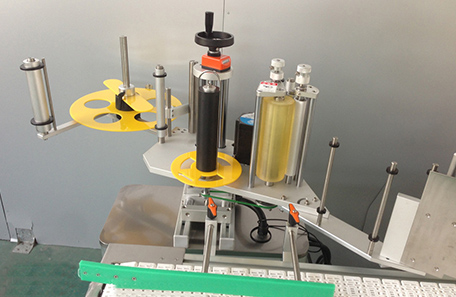盒子平面兼侧面贴标机