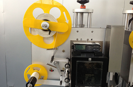 纸箱顶部在线打印贴标