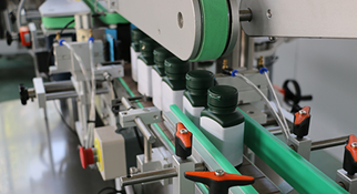 上海自动贴标签机在快递行业上的应用！