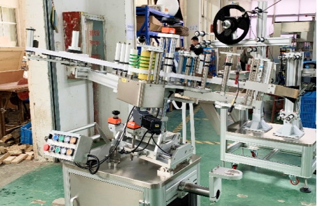 上海知名乳品企业选购轩特数控回转式贴标机