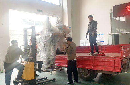 上海嘉定某知名物流企业订购贴标机